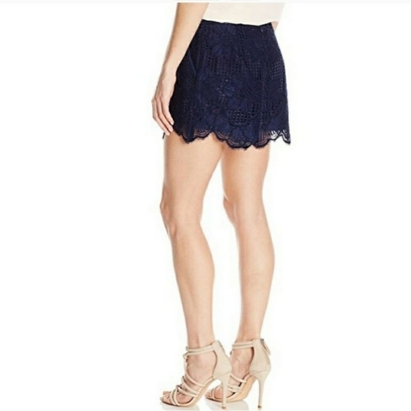 Trina Turk St. Lucia Laced Scalloped Dress Shorts in Navy Blue Size 4 - Picture 5 of 14